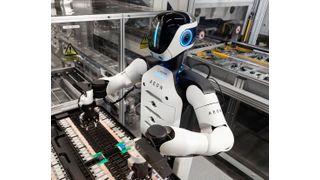 BMW untersucht seit einiger Zeit, wie sich humanoide Roboter in seinen Werken nützlich machen können. Im Leipziger-BMW-Werk handelt es sich um Aeon-Humanoide von Hexagon, die derzeit testweise die Produktion untersützen ... (Bild: Hexagon)