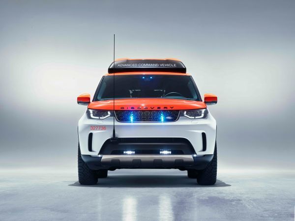 Auf dem Genfer Autosalon präsentiert Land Rover „einen zum Spezialfahrzeug für Not- und Katastropheneinsätze umgebauten Land Rover Discovery mit einer Drohne an Bord. (Land Rover)