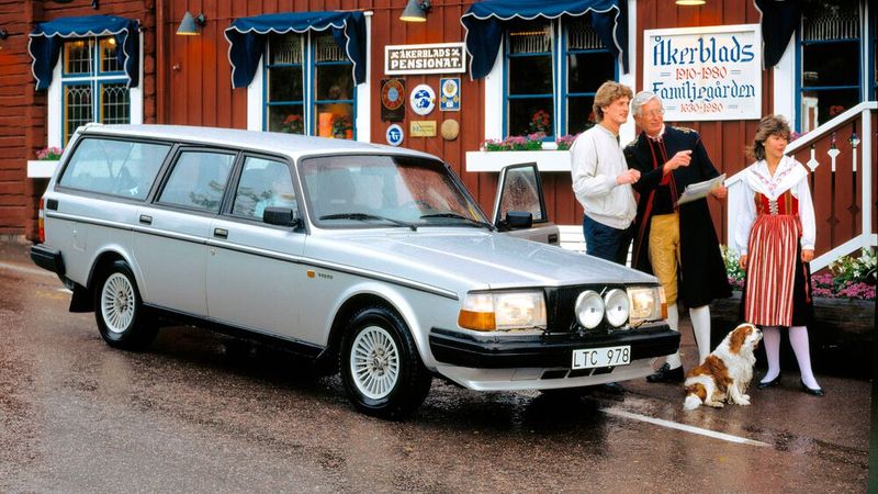 Der Volvo 240 war als zweitürige Limousine 242, als viertürige Limousine 244 und als fünftüriger Kombi 245 erhältlich. Die Typbezeichnung ergibt sich folgendermaßen: Serie 2 + 4 Zylinder + 2, 4 oder 5 Türen. Im August 1977 wurde die 240er-Reihe erstmals überarbeitet. Zu erkennen ist sie am geänderten Kühlergrill, der zudem mit einer Chrom-Umrahmung die Scheinwerfer mit einbezieht. Im Herbst 1980 wurde auf dem Pariser Salon eine erneut modifizierte 240er-Serie gezeigt, bei der auch die Rückleuchten überarbeitet waren. Die Baureihe verzichtete nun nahezu komplett auf Chrom, einzig eine dünne Zierleiste befindet sich oberhalb der Stoßfänger.  (Bild: Volvo)