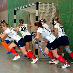 Action beim Bonfiglioli-Cup 2012: die Damen des Mannheimer HC bei der Abwehr einer Strafecke.