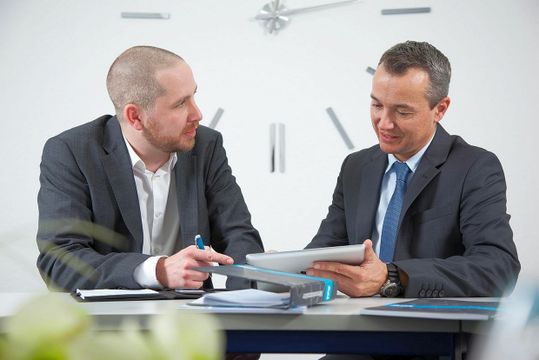 (TFC General Manager Johannes Lambertz (rechts im Bild): „Auch für den Fall, dass alle Vorgespräche in die Richtung der Entwicklung einer kundenspezifischen Sonderlösung weisen, haben wir passende Engineering-Pakete geschnürt.“ (Bild: David Kuschkewitz))
