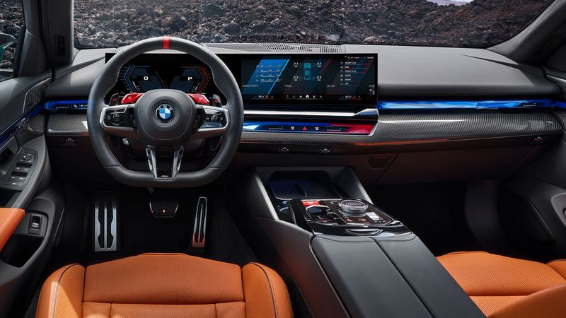 Im Innenraum fühlt sich der M-Fahrer sofort wohl in den typischen M-Farben. (Bild: BMW Group)