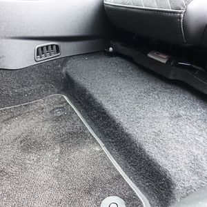 Die im Unterboden verbaute Batterie ist gut für den Schwerpunkt des Fahrzeugs; kostet aber auch Platz im Innenraum, da die Sitze nach oben wandern.(Bild:  Sven Prawitz/VCG)