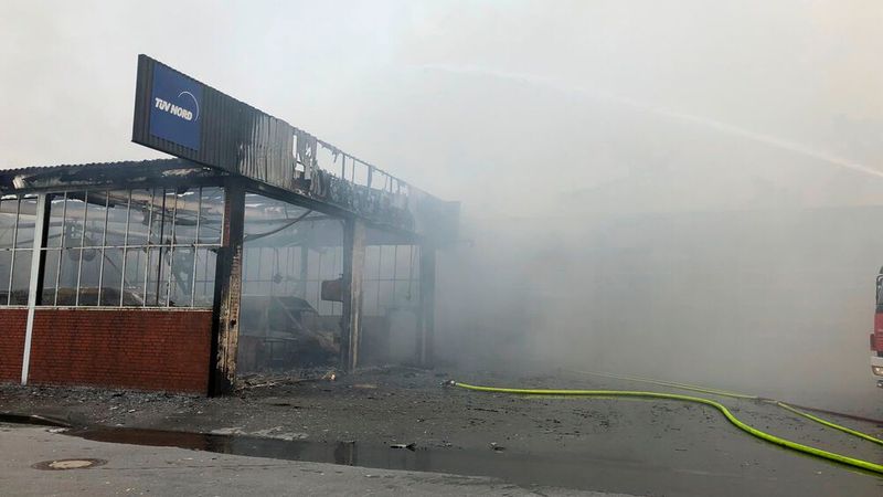 Einsatzkräfte löschten einen Großbrand bei Mercedes Brokamp in Harsewinkel. (Bild: Kreispolizeibehörde Gütersloh)