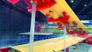 Bild 1: Flugzeugflügel im Belastungstest. Um eine definierte, zyklische Belastung aufzubringen, müssen die Hydraulikzylinder des Prüfstands im Takt arbeiten. (Archiv: Vogel Business Media)