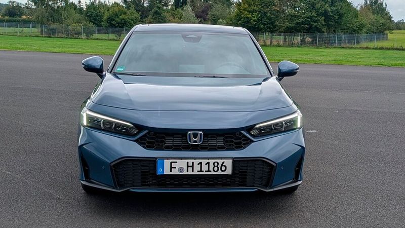 Honda hat dem Civic neue Frontstoßfänger und Seitenlufteinlässe verpasst. Ebenfalls neu sind die untere Kühlergrillform und das Grillmuster. Dazu gesellen sich ein neuer oberer Kühlergrill, eine Scheinwerferumrandung sowie ein neuer schwarzer Stoßstangenspoiler. (Bild: Mauritz – VCG)
