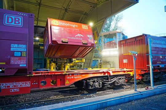 Mit diesen Leichtbauwaggons von Innofreight wird DB Cargo den Arecelormittal-Standort Eisenhüttenstadt klimaschonend mit Rohstoffen für die grüne Stahlverhüttung versorgen. Doch das ist noch nicht alles, was Arcelormittal in Sachen Klimaneutralität dort plant. Hier mehr dazu. Mit diesen Leichtbauwaggons von Innofreight wird DB Cargo den Arecelormittal-Standort Eisenhüttenstadt klimaschonend mit Rohstoffen für die grüne Stahlverhüttung versorgen. Doch das ist noch nicht alles, was Arcelormittal in Sachen Klimaneutralität dort plant. Hier mehr dazu.
