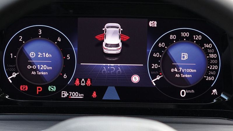 Den Durchschnittsverbrauch angeben, das können Autos schon lange. Seit 2021 müssen sie ihn auch speichern und regelmäßig auslesen lassen.(Bild:  Rosenow/»kfz-betrieb«)