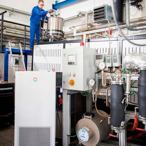 Das ist der Drehrohrofen in dem am Fraunhofer-IKTS die katalytische Pyrolyse von Polcarbonat erforscht wird. Vom Labor ist diese Recyclingidee bereits in den Technikumsmaßstab gelangt.(Bild:  Fraunhofer-IKTS)