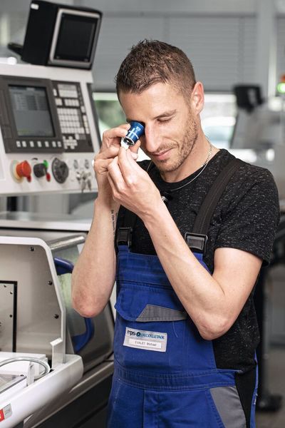 Le contrôle optique des microcomposants durant le processus de tournage est tout aussi important que la mesure des différentes cotes.  (Source : HORN/Sauermann)