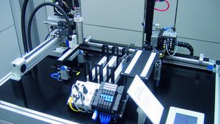 Maschinenstillstände auf ein Minimum reduziert: In einer Anlage werden Snap-Armbänder schnell aus einem Lager ausgefasst, bedruckt und ausgelagert – mit Festo-Tools für Diagnose und Condition Monitoring. (Archiv: Vogel Business Media)