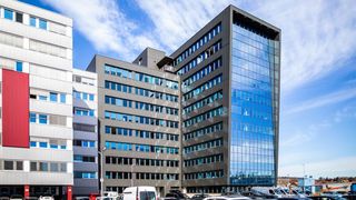 Der 10-geschossige Neubau im Technopark Raaba am Stadtrand von Graz grenzt an ein Bestandsgebäude mit dem die Fassade in Glas und Anthrazit optisch harmoniert. (Technopark Raaba GmbH)