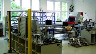 Mechatronisches Anwendungsbeispiel an der Hochschule Esslingen/Göppingen. Mechatronik wird dort mit neuer Denkweise gesehen: als ein Denken in Systemen funktionaler und räumlicher Integration. Bild: Hochschule Esslingen/Göppingen (Archiv: Vogel Business Media)
