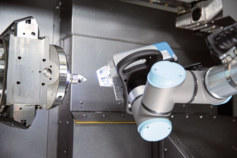 Das am IfW Stuttgart eingesetzte Cobot-basierte System verkürzt, vereinfacht und verbessert den gesamten Messprozess an Werkzeugen signifikant und arbeitet dabei hochpräzise. (Bild: Universal Robots)