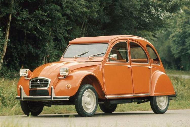 Noch vor bzw. während des Zweiten Weltkriegs entwickelt, enthüllte Citroën am 7. Oktober 1948 auf dem Pariser Autosalon ein im Vergleich zum Urtyp TPV vollständig überarbeitetes Modell – nun mit luftgekühltem Motor. Gebaut wurde der 2CV bis 1990. (Citroën)