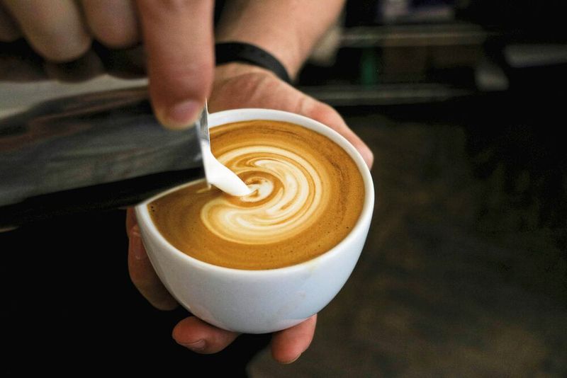  Platz 2: Ein bisschen Italien – Der Cappuccino  Das traditionelle italienische Kaffeegetränk besteht aus einem Drittel Espresso, einem Drittel heißer Milch und einem Drittel Milchschaum. Populär wurde der Cappuccino nach der Verbreitung von Espresso-Maschinen    und ist auch weiterhin sehr beliebt, denn 38% der Deutschen trinken ihn regelmäßig.   (Bild: frei lizenziert/ Taylor Franz)