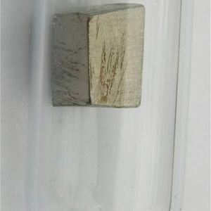 Praseodym wird in Legierungen mit Magnesium zur Herstellung von hochfestem Metall für Flugzeugmotoren verwendet. Als Legierungen mit Cobalt und Eisen entstehen starke Dauermagnete. Zudem werden Praseodymverbindungen zum Färben von Glas und Emaille verwendet (zum Beispiel in grün gefärbten Scheinwerfergläsern in der Beleuchtungstechnik) genutzt.(Bild:  Prseodym_1 /Tomihanhdorf / CC BY-SA 3.0)