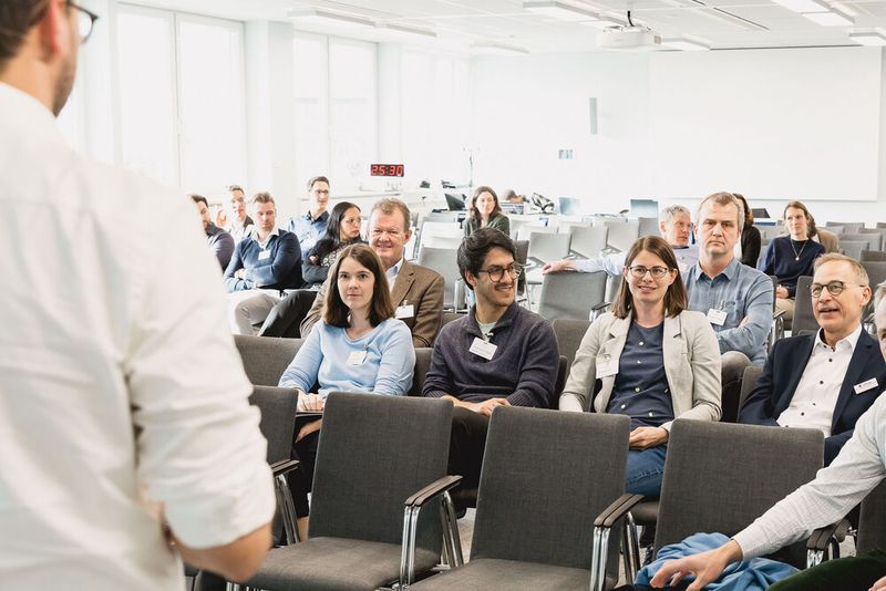 ... und regte die Teilnehmer zu einem Erfahrungsaustausch an. (Bild: Stefan Bausewein)