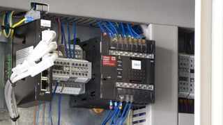 Der konfigurierbare Sicherheitscontroller G9SP von Omron stellt alle Sicherheitsfunktionen einer Maschine in einem Gerät zur Verfügung (Archiv: Vogel Business Media)