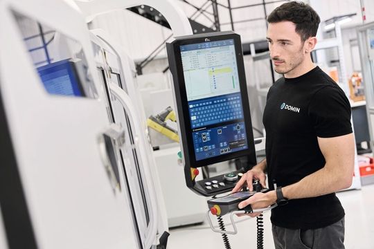 Cameron Adams, Manufacturing Engineering Manager bei Domin: «Während der Abnahmeprüfung betrug die Abweichung über 50 Komponenten hinweg dank der Inprocess-Messung nur 0,0006 mm – und nein, das ist kein Tippfehler.»(Bild:  Simon Ridgway)