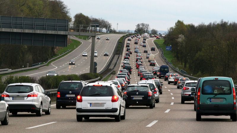 Eine Pkw-Maut könnte nach Ansicht der „Wirtschaftsweisen“ nötige Investitionen in die Infrastruktur unterstützen.(Bild:  ACE)