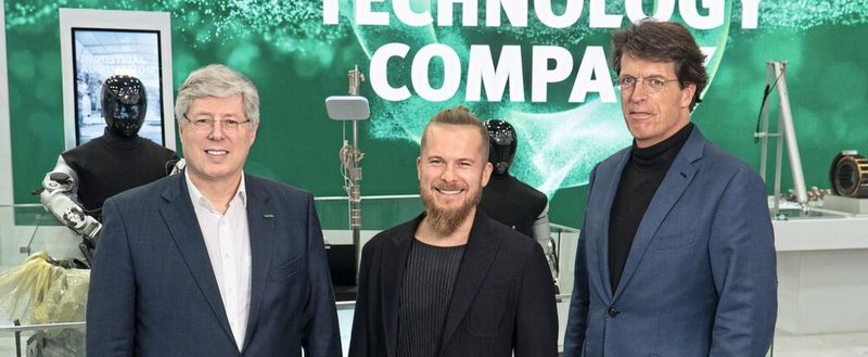 Georg F. W. Schaeffler, Familiengesellschafter und Aufsichtsratsvorsitzender der Schaeffler AG, Artem Sokolov, CEO und Gründer von Humanoid und Klaus Rosenfeld, Vorsitzender des Vorstands der Schaeffler AG (v.l.), besiegelten die Technologiepartnerschaft auf der CES in Las Vegas. (Bild:  Schaeffler/eVision Media)
