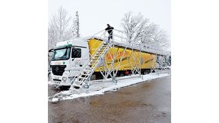 Die Arbeitsbühne zum Reinigen von Lkw-Dächern kann von beiden Seiten angefahren werden. Bild: Mauderer (Archiv: Vogel Business Media)