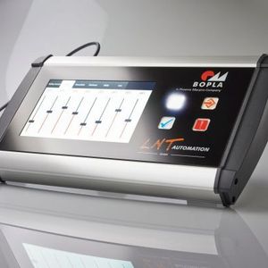 Verbaut sind der ITO-Key und die Touchkomponenten von LNT Automation beispielsweise in einem Aluminiumgehäuse von Bopla. Die Glasscheibe hinter dem 7''-Display kann von dem Gehäusehersteller individuell mit verschiedenen Symbolen bedruckt werden. (Bild:  LNT)