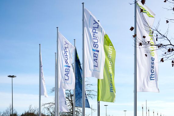 Zum ersten Mal fand am 12. November 2025 die LAB-SUPPLY auf dem Gelände der Messe Augsburg statt.
 
Mehr Infos zu den kommenden LAB-SUPPLY-Messen finden Sie auf www.lab-supply.info (Bild: EYE AM CHRIS)