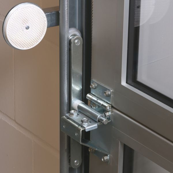 Bild 5: Die Sektionen der Sektonaltore sind durch Gelenke wie eine Kenne aneinandergefügt. (LFD Wälzlager)