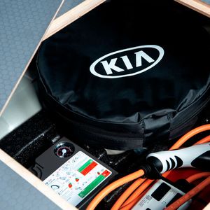 Das Ladezubehör findet unter dem Boden Platz.(Bild:  Kia)