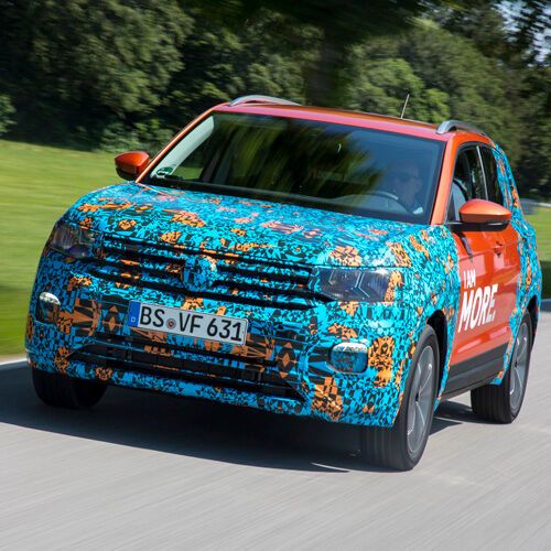 Bis Oktober will VW den T-Cross noch unter den bunten Folie verstecken. Auf die Straßen kommt der Polo-Bruder erst im Mai 2019.(Bild:  Volkswagen)