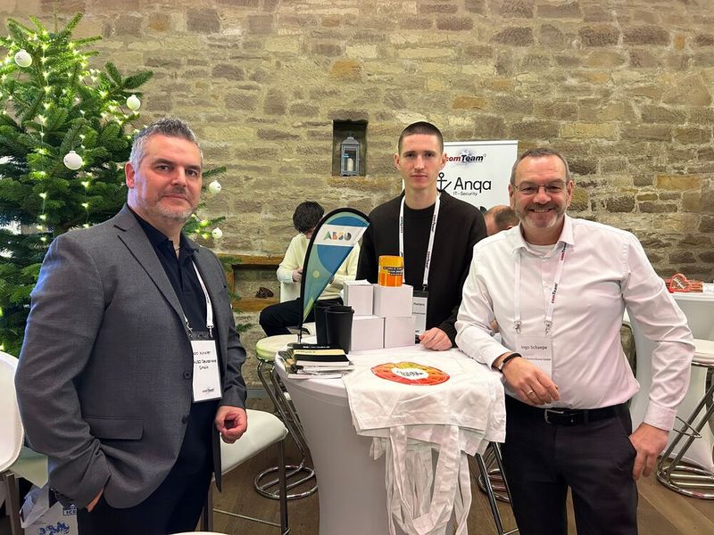 Aussteller wie (v. l.) Marc Winkler, Dustin Peeters und Ingo Schaepe (alle Also Deutschland) waren ebenfalls bei der Comteam Partnerkonferenz. (Bild: Vogel IT-Medien)