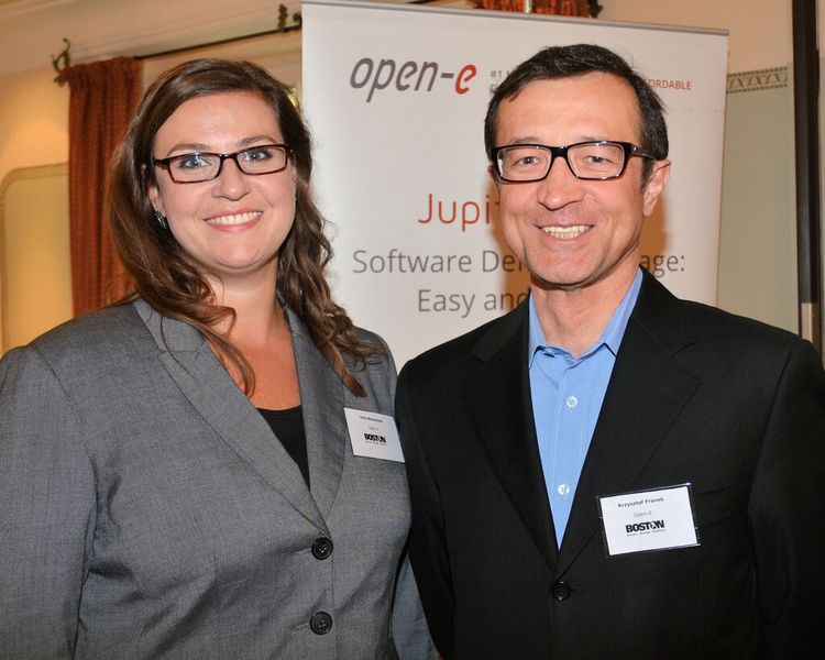 Vera Neumeyer, Marketing Manager bei Open-E, und Krzysztof Franek, CEO des Storage-Anbieters, launchten zum Boston Solution Day die Software JupiterDSS auf Basis des Dateisystems ZFS. (Bild: IT-BUSINESS)