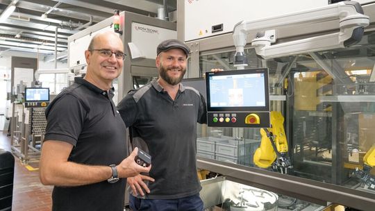 Ein gutes Team: Automationsexperte Markus Roth (rechts) und Baumer Berater Roland Thum an der Anlage in Dübendorf bei Zürich. Ein gutes Team: Automationsexperte Markus Roth (rechts) und Baumer Berater Roland Thum an der Anlage in Dübendorf bei Zürich.