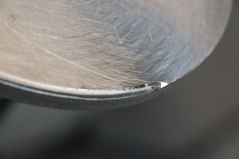 Mit dem Kantenfräser Trutool TKA 700 von Trumpf lassen sich im Handumdrehen solch saubere Verrundungen erreichen. Für die rund 500 Meter Kantenlänge an den 83 Alublechen für das Scheibenpferd hat Kollinger nur einen Nachmittag gebraucht – inklusive Ein- und Ausspannen. (Bild: Trumpf)