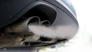 Auch wenn das KBA noch nicht bestätigt hat, dass eine Abgasmanipulation vorliegt, muss der Händler den Verdacht ernst nehmen. (Bild: © WS-Design, Krit - adobe.stock.com)