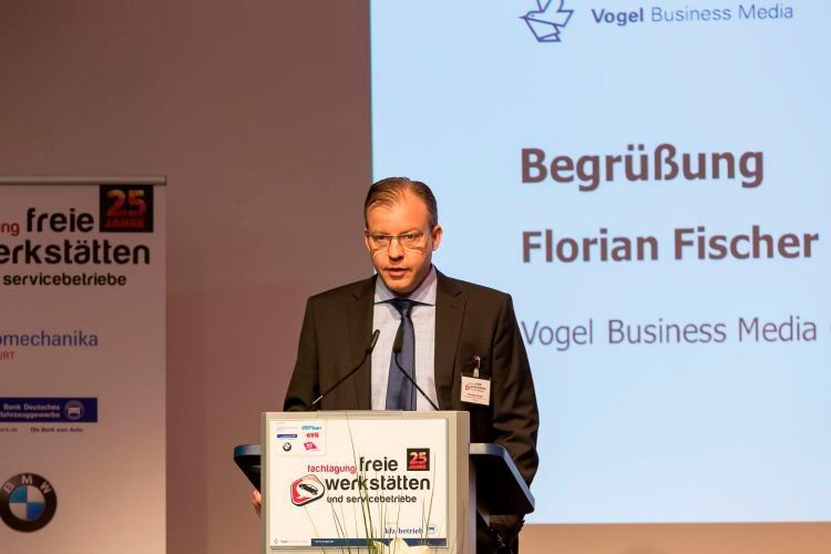 Florian Fischer, Geschäftsführer des Unternehmensbereich „Automedien“ innerhalb der Vogel Business Media, begrüßte rund 400 Teilnehmer bei der diesjährigen Fachtagung Freie Werkstätten. (Stefan Bausewein)