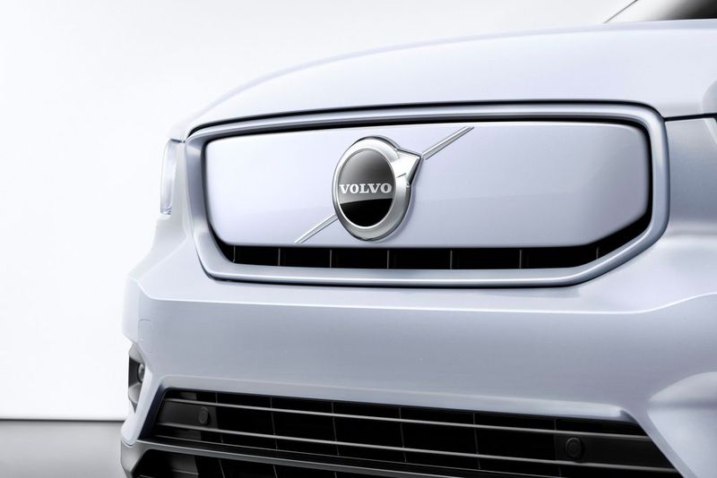 Vom Verbrenner unterscheidet sich der XC40 Recharge vor allem durch den besonderen Kühlergrill. (Bild: Volvo)