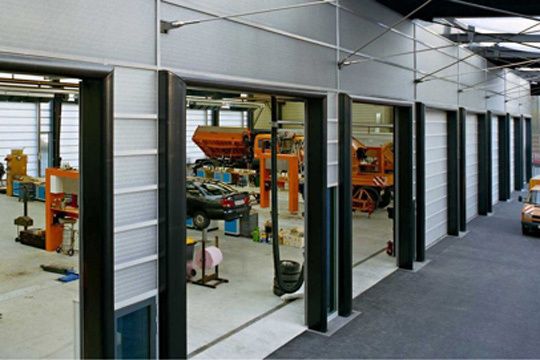 Kombinierte Fassaden- und Torsysteme. (Archiv: Vogel Business Media)