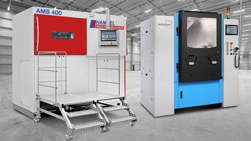 Der 3D-Drucker AMS 400 von Reichenbacher und das Entpulverungssystem SFM-AT1000-S von Solukon sorgen für die additive Fertigung, das automatisierte Auspacken und das Feinreinigen von 3D-gedruckten Metallteilen.(Bild:  Reichenbacher Hamuel, Solukon)