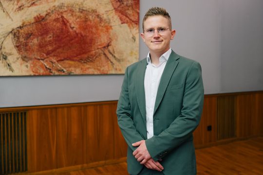 Dr. Louis Becker freut sich über den Gebrüder-Eickhoff-Preis für seine Dissertation zum Thema Stickstoff verbessert Stahl für die additive Fertigung.(Bild:  RUB / Kramer)