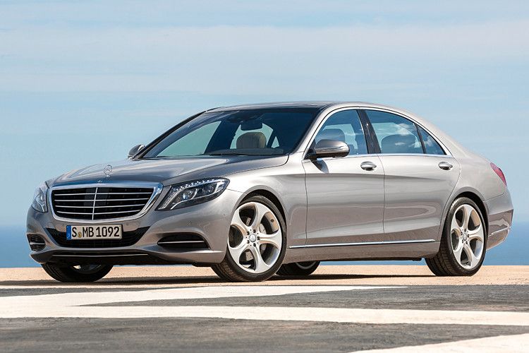 Der Kühlergrill ist größer als bisher. Zudem steht er aufrechter und ist dreidimensional gestaltet. (Foto: Daimler)