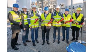 Linde eröffnete in Leuna mit Ministerpräsident Dr. Reiner Haseloff (Bildmitte) eine der weltweit größten Anlagen zur Herstellung und Abfüllung von Krypton und Xenon. (Bild: Linde)