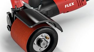 Das Oberflächensystem Trinoflex als Satiniermaschine für randnahes Arbeiten beim Schleifen, Satinieren, Bürsten und Hochglanzpolieren. (Bild: Flex)