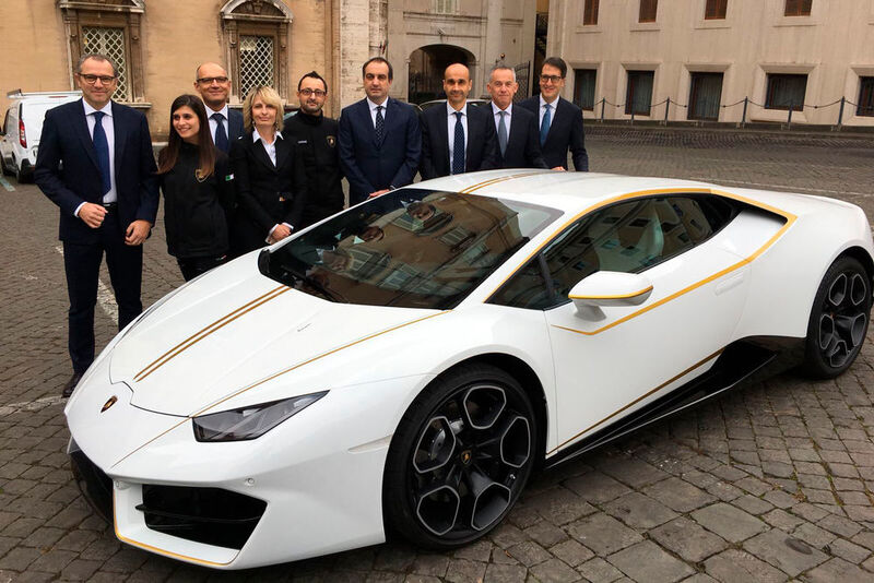 Ein ganzes Team des Sportwagenherstellers hatte dem Papst das Auto extra mitgebracht. (Lamborghini)