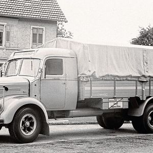 Ein Mercedes-Benz L 6600 Pritschenwagen der Baureihe 304 mit Fahrerhaus von Wackenhut aus Nagold für den Fernverkehr. (Bild:  Mercedes-Benz AG)
