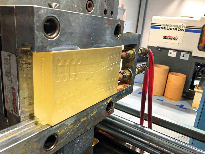 Die Spritzgussform wurde auf einem Formlabs-Drucker passgenau aus einem hitzebeständigen Kunstharz gedruckt. (Bild: Formlabs)