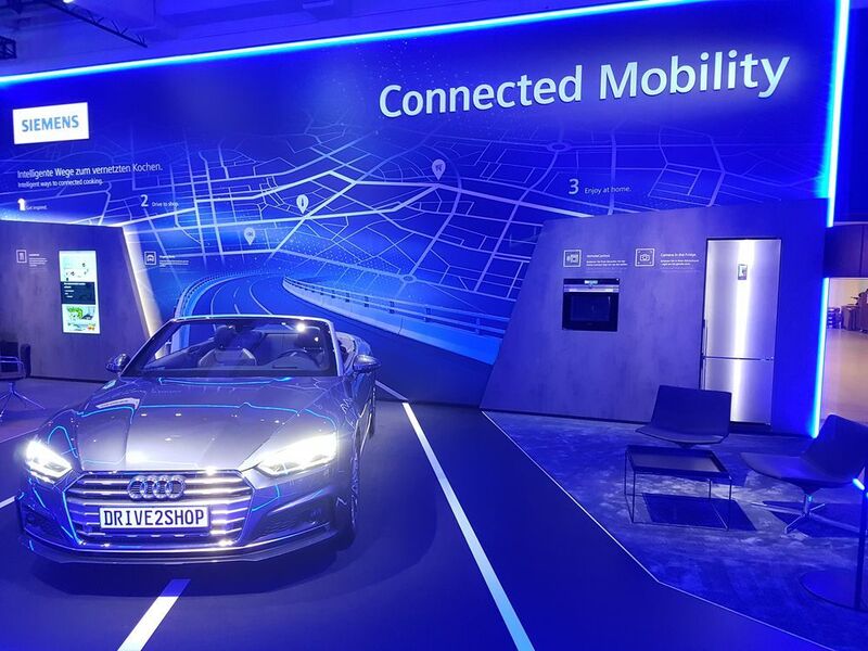 Siemens zeigt in Halle 1.1/101 den Bereich Connected Mobility. Dort zeigt das Unternehmen die reibungslose Verzahnung von Haushalt und Arbeitsweg. (Oliver Schoonschek)