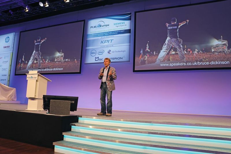 Ein Höhepunkt des ersten Tages der PLM Connection war die inspirierende Keynote von Iron-Maiden- Sänger, Pilot und Unternehmer Bruce Dickinson. Er erklärte den Teilnehmern mit einem Augenzwinkern, sie sollten den Begriff Kunden „hassen“ – diese lieber zu Fans machen. (Robert Horn)